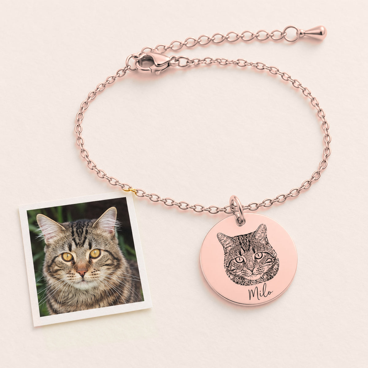 Bracelet Personnalisé Portrait de chat Gravé, finition or rose, près d’un croquis au crayon.