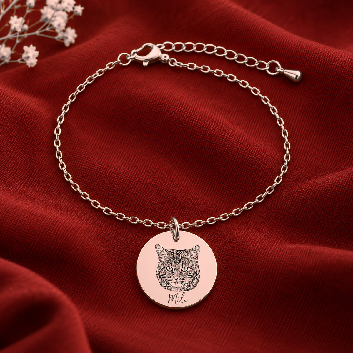Bracelet Personnalisé Portrait de chat Gravé, finition or rose, sur fond rouge sanguine.