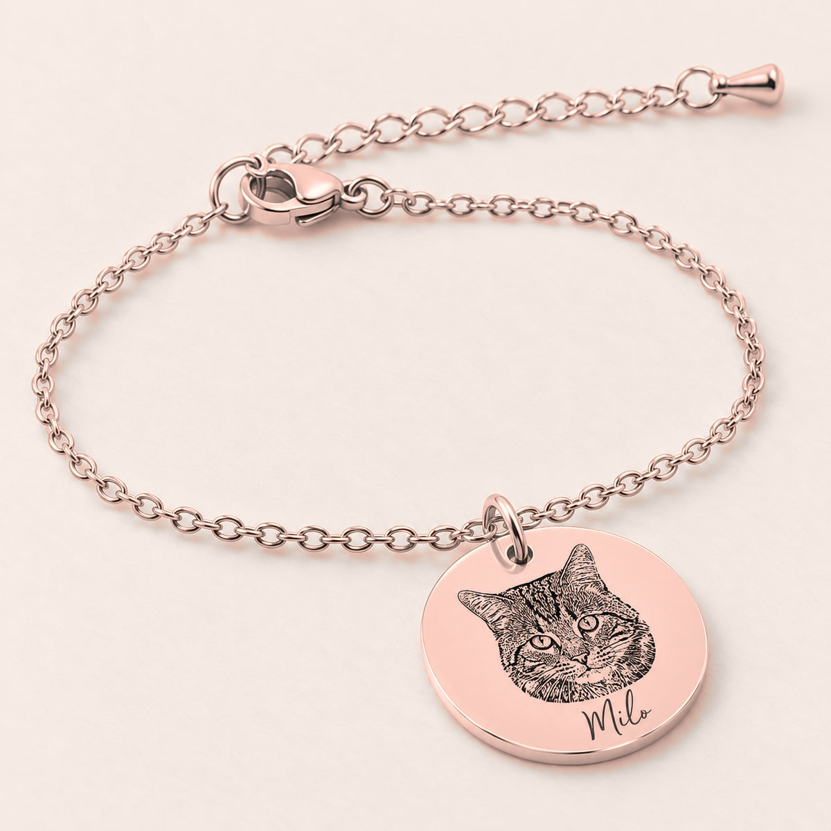 Bracelet Personnalisé Portrait de chat Gravé, finition or rose, avec détail du bracelet et de ses attaches.