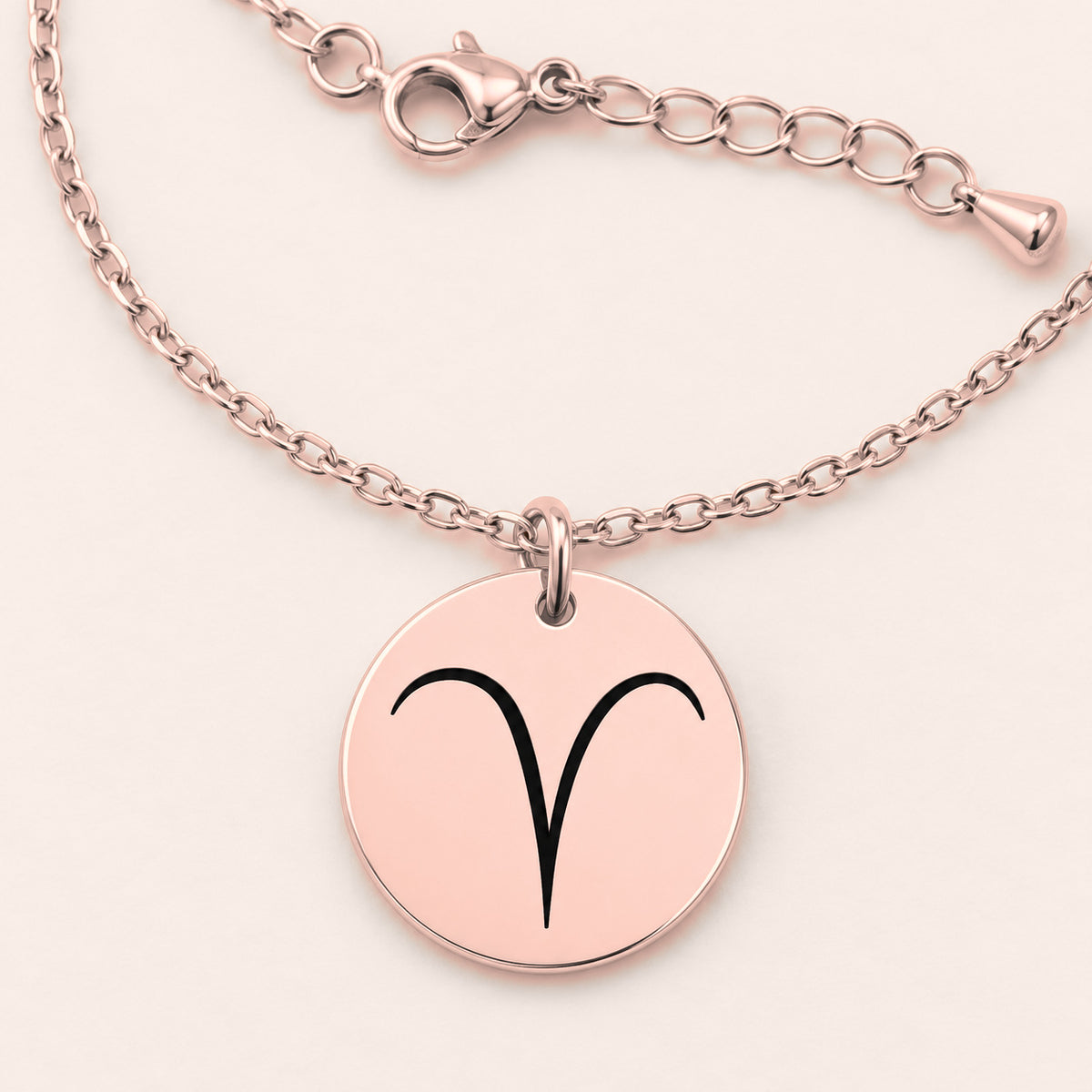 Bracelet Signe Astrologique, finition or rose, en gros plan sur la gravure.