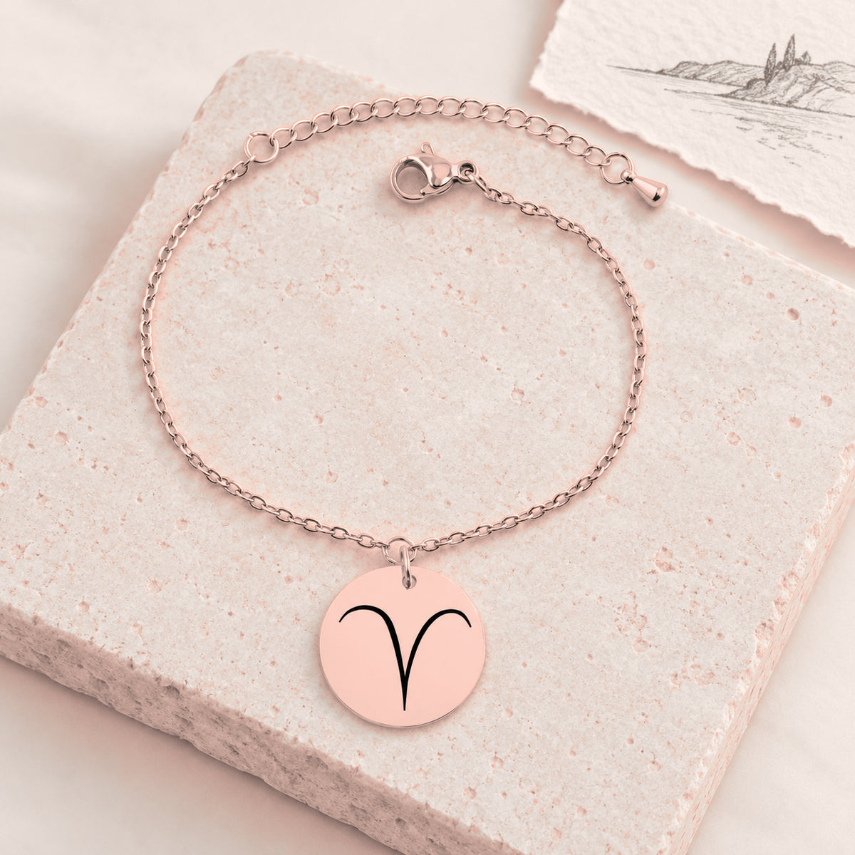 Bracelet Signe Astrologique, finition or rose, sur une pierre claire.