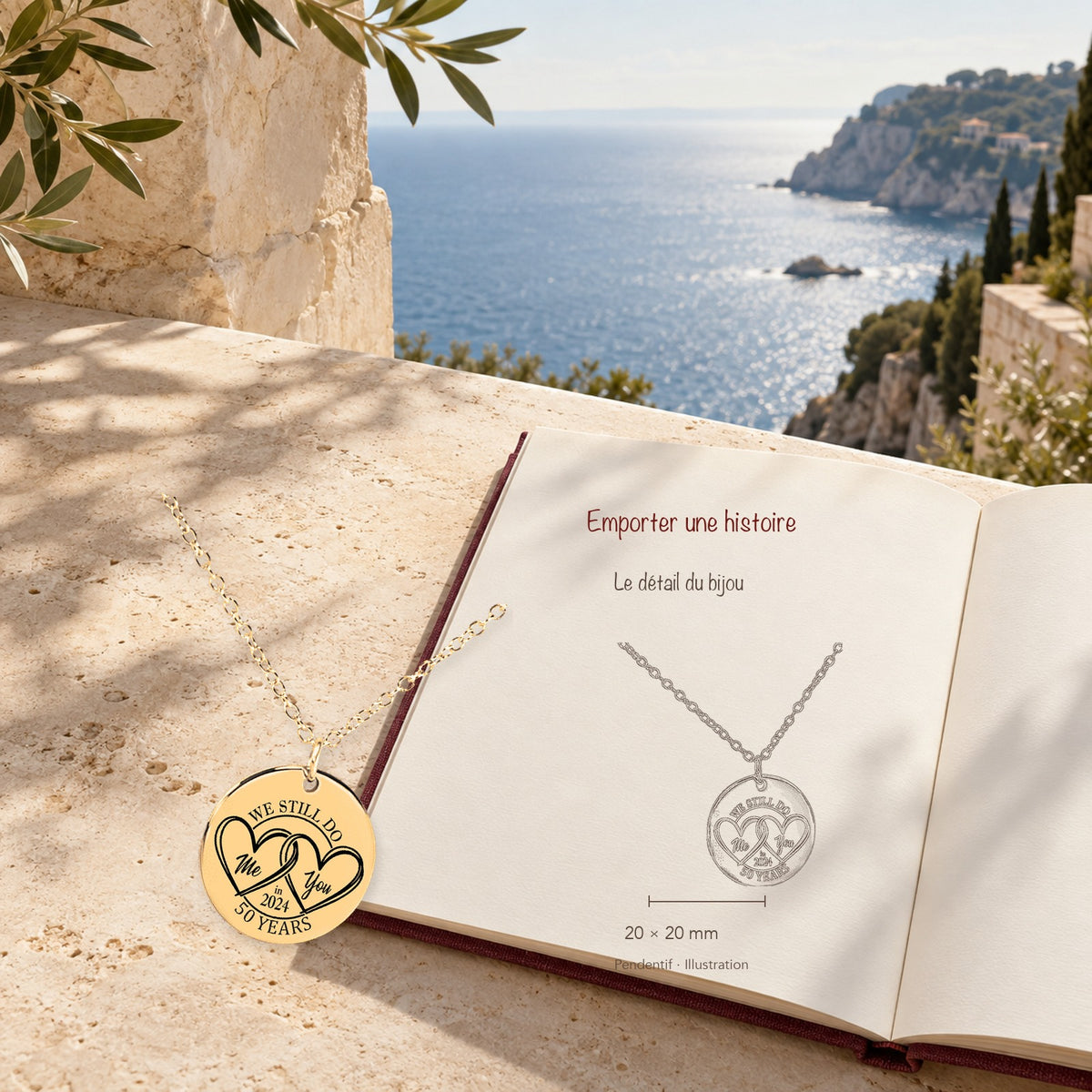 Collier Anniversaire de Mariage 50 ans Personnalisé en finition dorée dans un décor méditerranéen, avec dessin du produit sur un carnet.