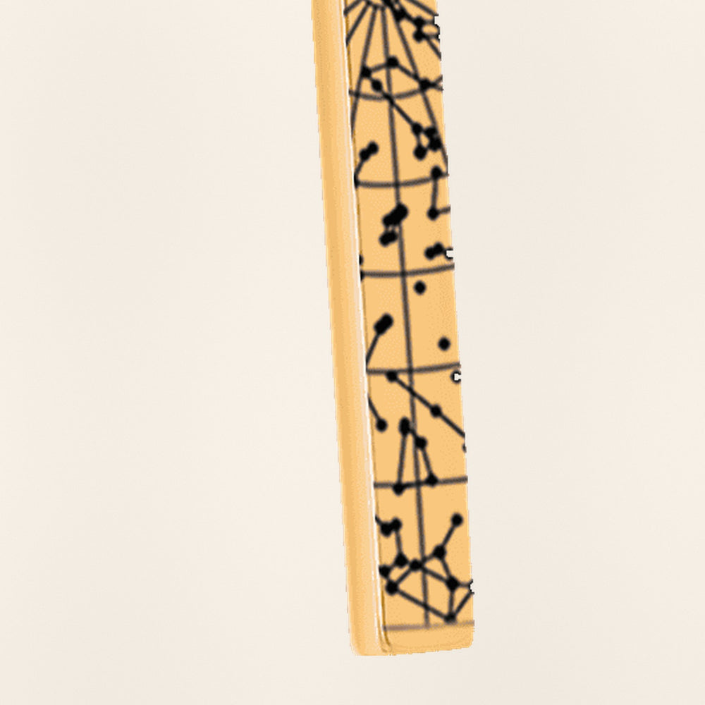 Collier Carte des Étoiles Personnalisé (Barre 3D) : gros plan du motif gravé, exemple de personnalisation en finition dorée.