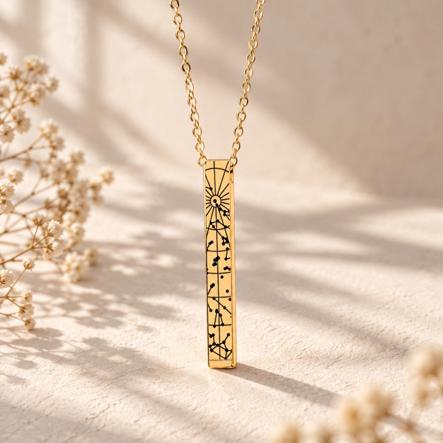Collier Carte des Étoiles à barre 3D doré, pendentif en forme de barre verticale en trois dimensions avec carte des étoiles sur fond ivoire.