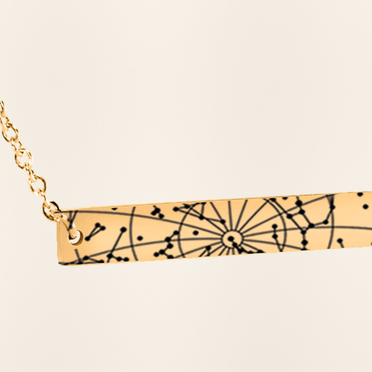 Collier Carte des Étoiles Personnalisé (Barre Horizontale) : gros plan du motif gravé, exemple de personnalisation en finition dorée.