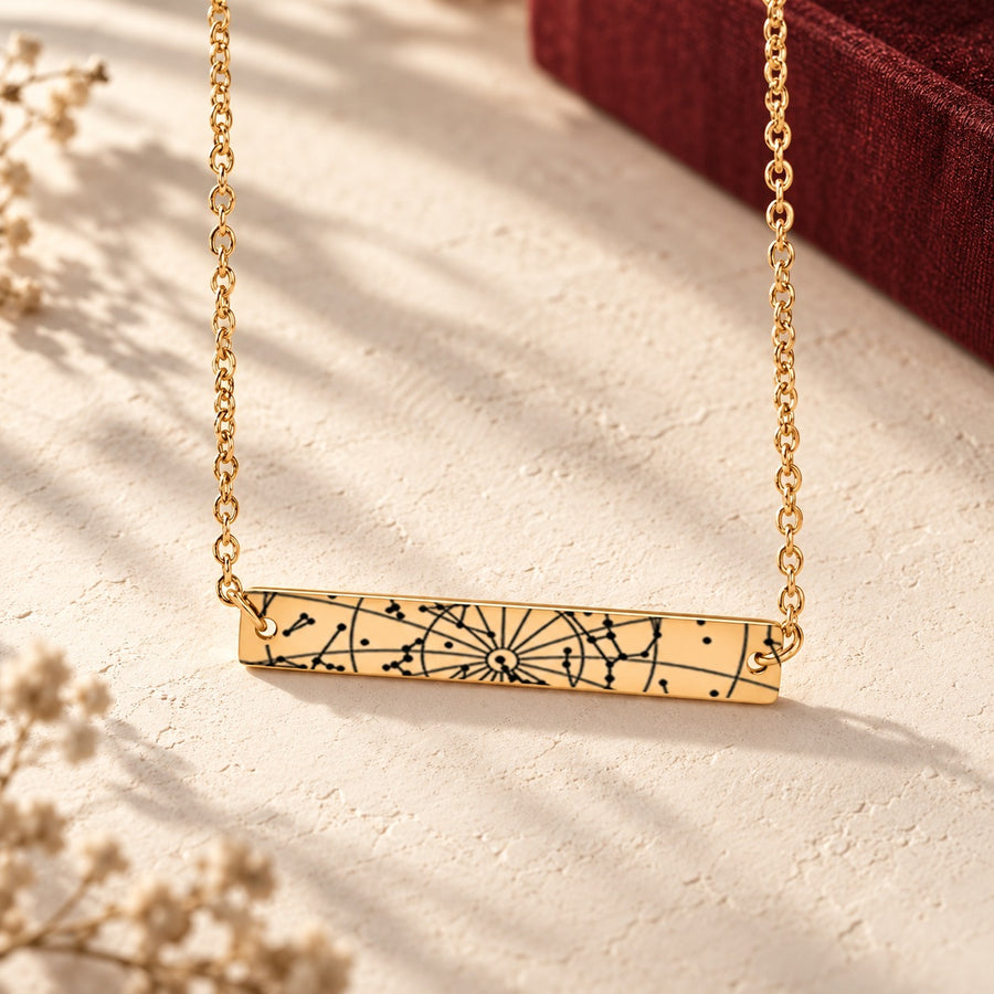 Collier Carte des Étoiles à barre horizontale doré, pendentif en forme de barrette horizontale avec carte des étoiles sur fond ivoire.