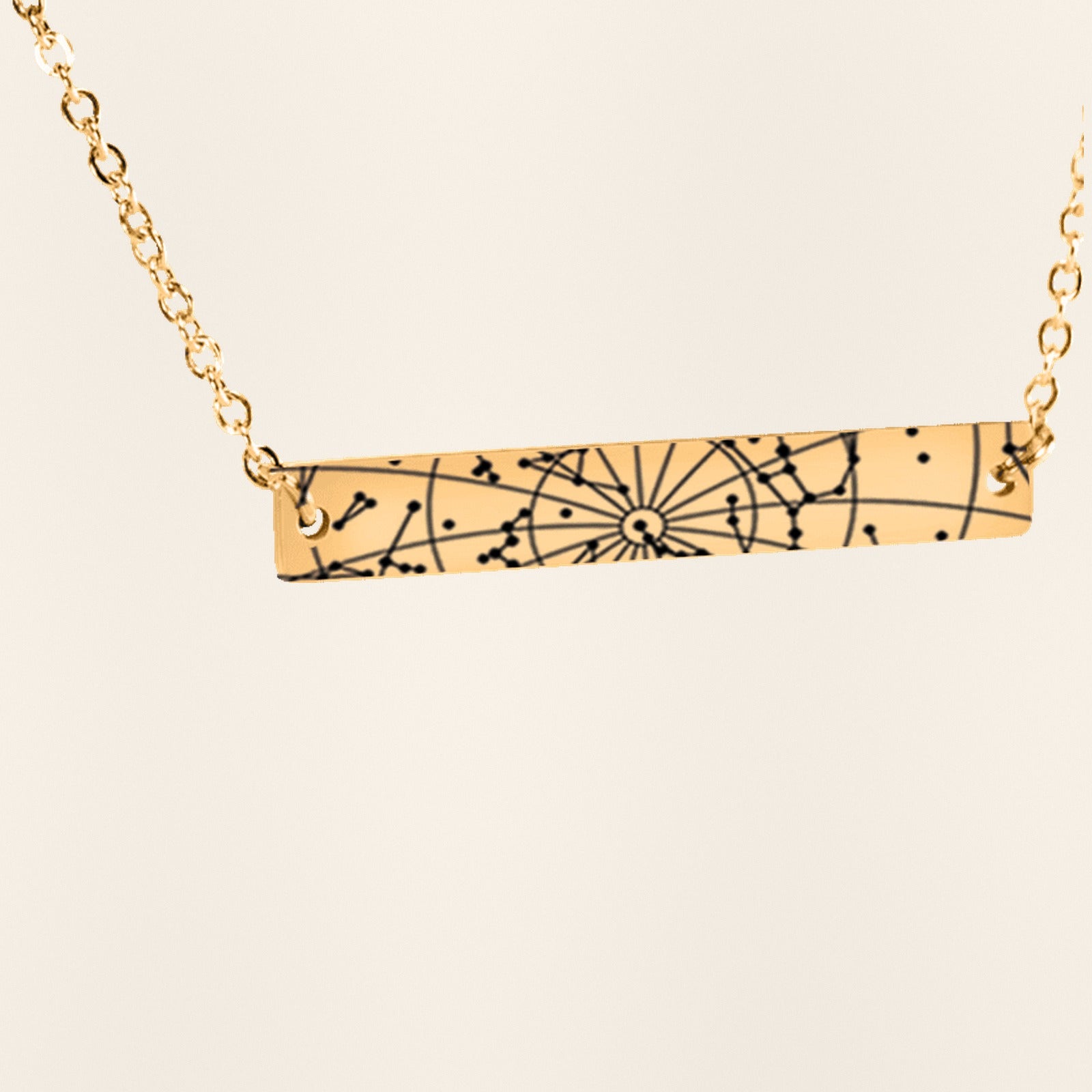 Collier Carte des Étoiles Personnalisé (Barre Horizontale) en finition dorée, exemple de gravure sur fond ivoire texturé.