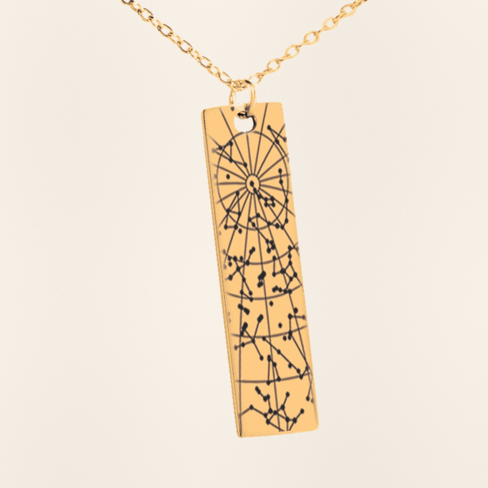 Collier Carte des Étoiles Personnalisé (Barre Verticale) en finition dorée, exemple de gravure sur fond ivoire texturé.