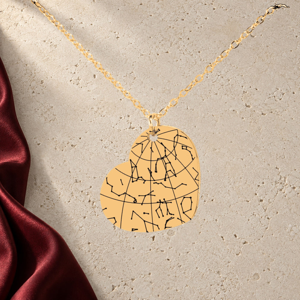 Collier Carte des Étoiles Personnalisé (Coeur) en finition dorée sur pierre claire, avec étoffe rouge sanguine ; exemple de personnalisation.