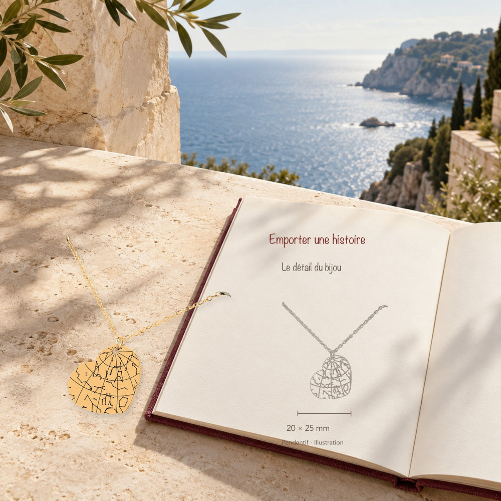 Collier Carte des Étoiles Personnalisé (Coeur) en finition dorée dans un décor méditerranéen, avec dessin du produit sur un carnet.