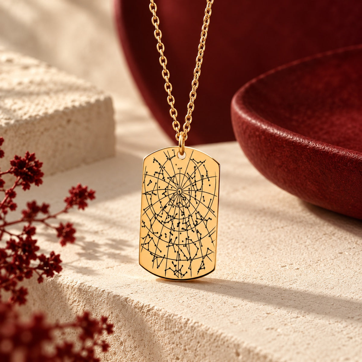 Détail du pendentif doré en forme de plaque, gravé avec carte des étoiles.