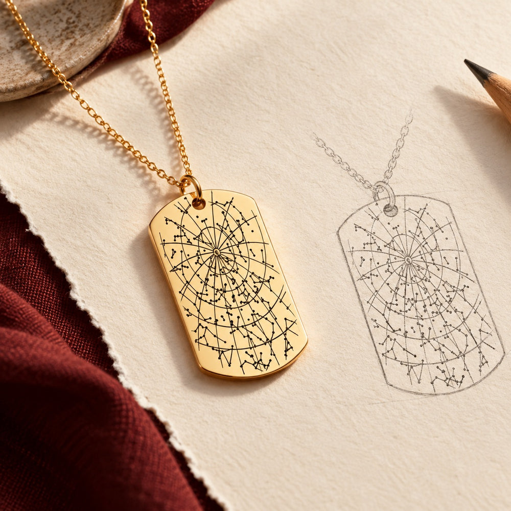 Collier Carte des Étoiles doré et étude au graphite de son pendentif sur papier ivoire.