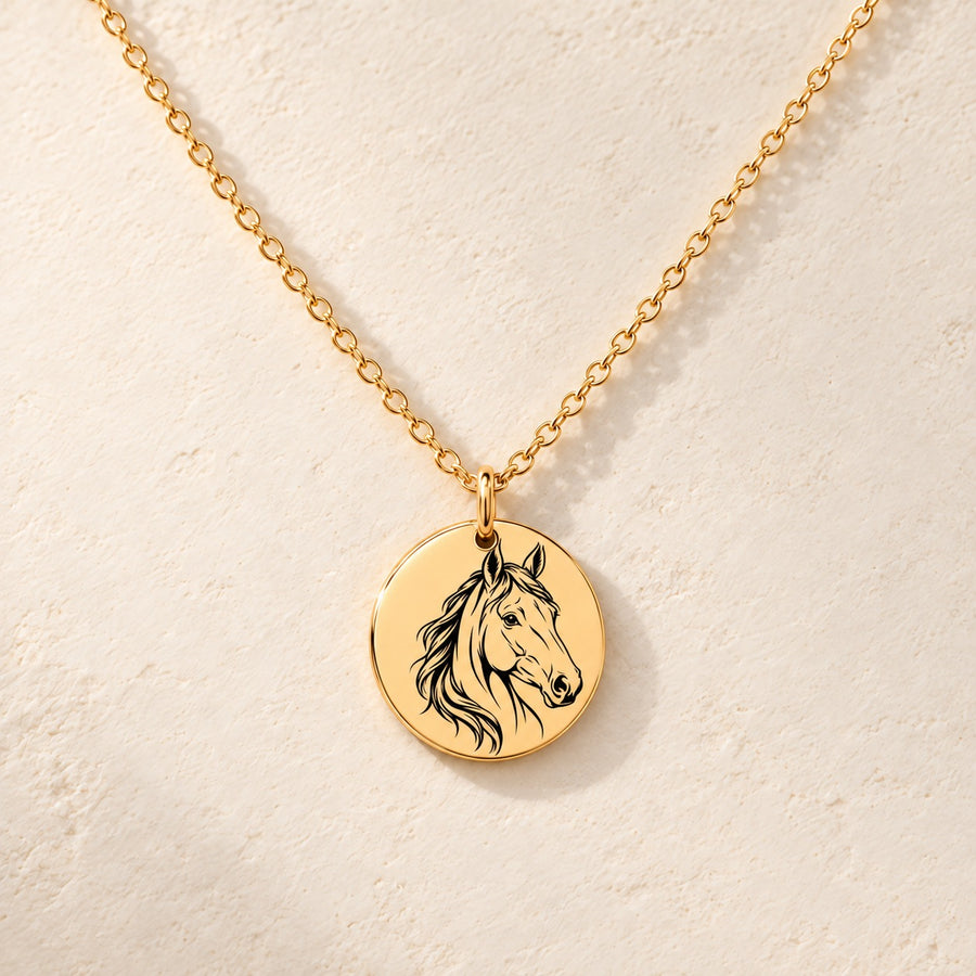 Collier Cheval doré avec portrait équestre gravé, sur fond ivoire.