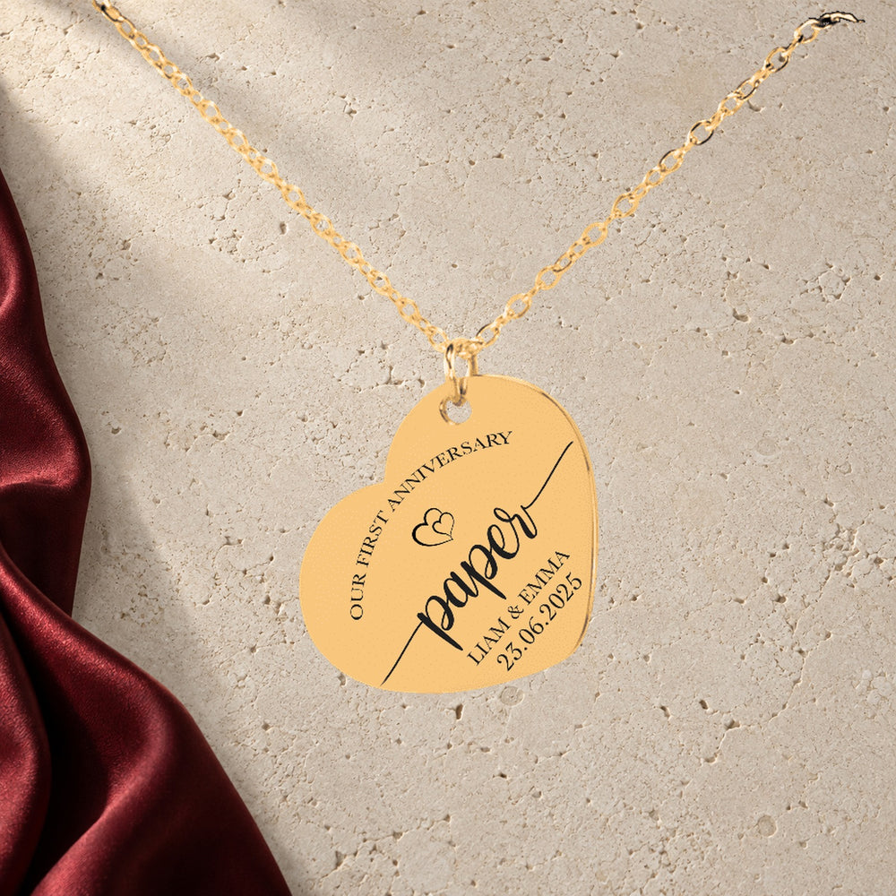 Collier Coeur Anniversaire de Mariage 1 an (noces de coton) en finition dorée sur pierre claire, avec étoffe rouge sanguine ; exemple de personnalisation.