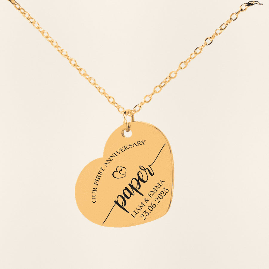 Collier Coeur Anniversaire de Mariage 1 an (noces de coton) en finition dorée, exemple de gravure sur fond ivoire texturé.