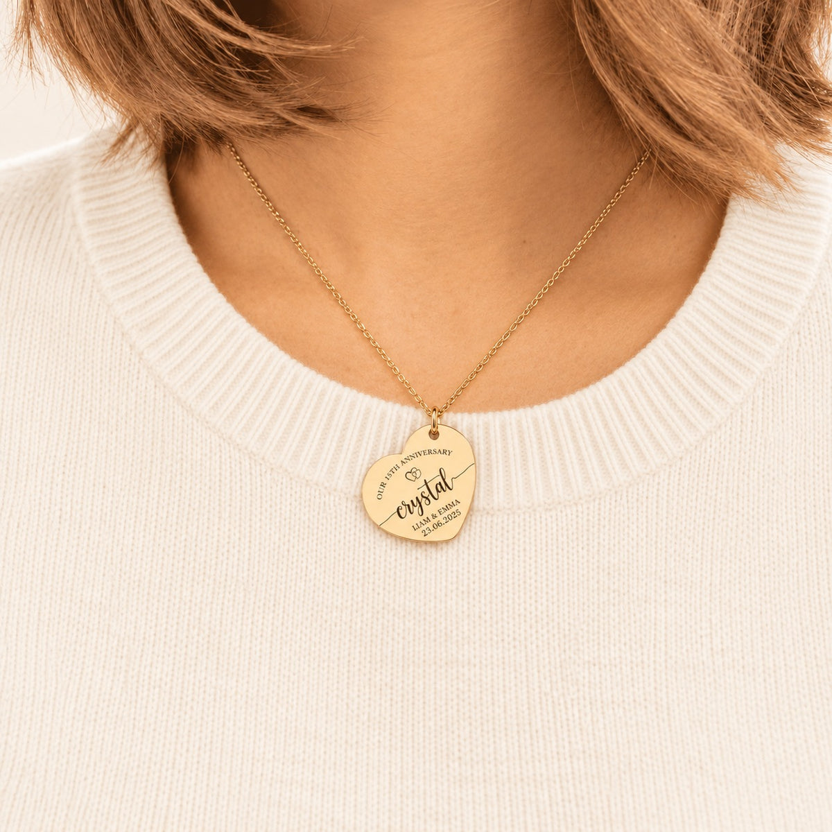 Collier Coeur Anniversaire de Mariage 15 ans doré porté au cou, médaille en cœur personnalisée.
