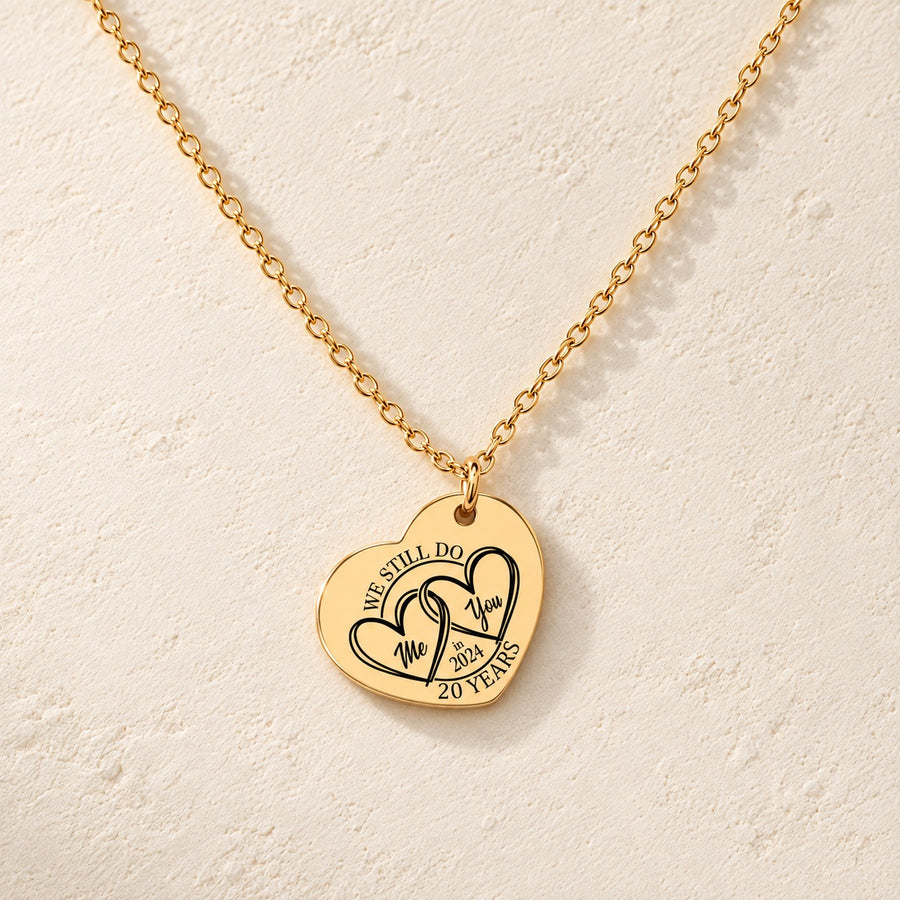 Collier Coeur Anniversaire de Mariage 20 ans doré, médaille en cœur gravée avec deux cœurs et inscription « 20 YEARS », sur fond ivoire.