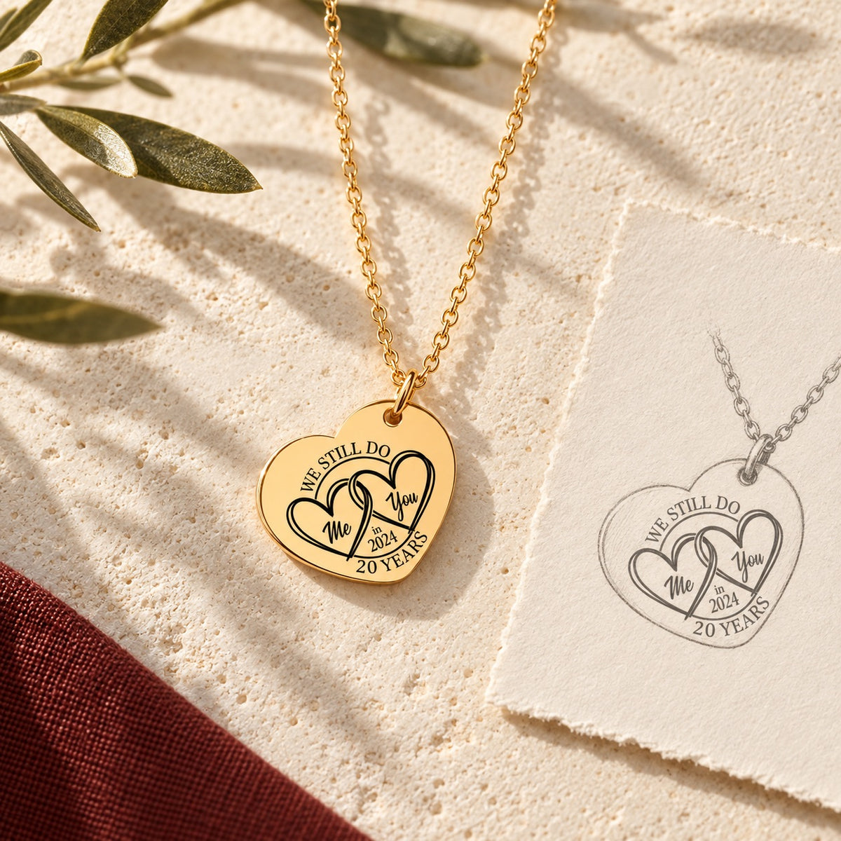 Collier Coeur Anniversaire de Mariage 20 ans doré sur pierre claire avec dessin de sa médaille en cœur.