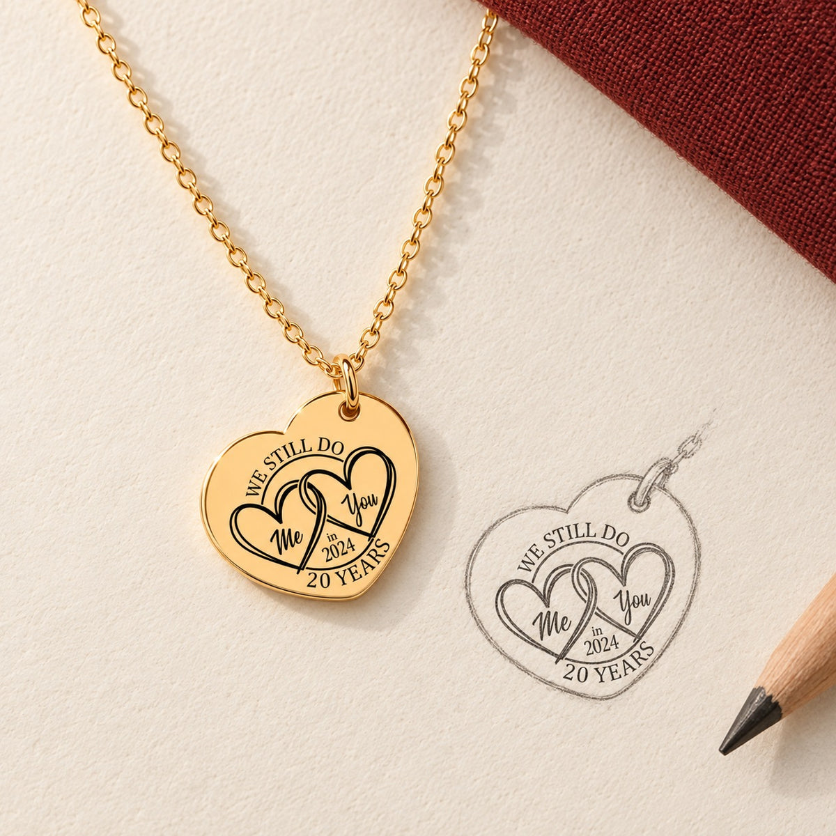 Collier Coeur Anniversaire de Mariage 20 ans doré et étude au graphite du bijou sur papier ivoire.