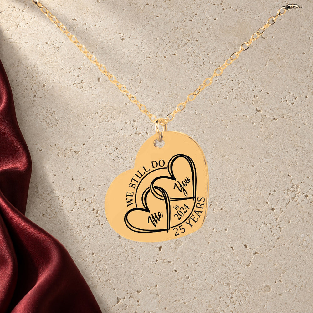 Collier Coeur Anniversaire de Mariage 25 ans (noces d'argent) en finition dorée sur pierre claire, avec étoffe rouge sanguine ; exemple de personnalisation.