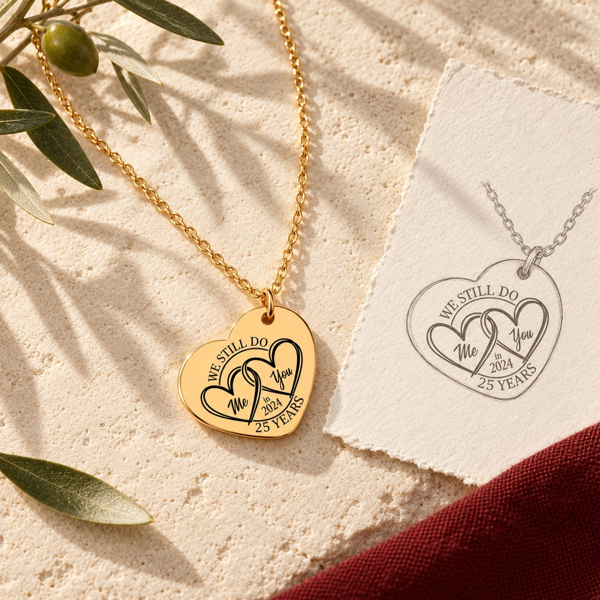 Collier cœur noces d’argent 25 ans doré sur pierre claire avec dessin de sa médaille en cœur.