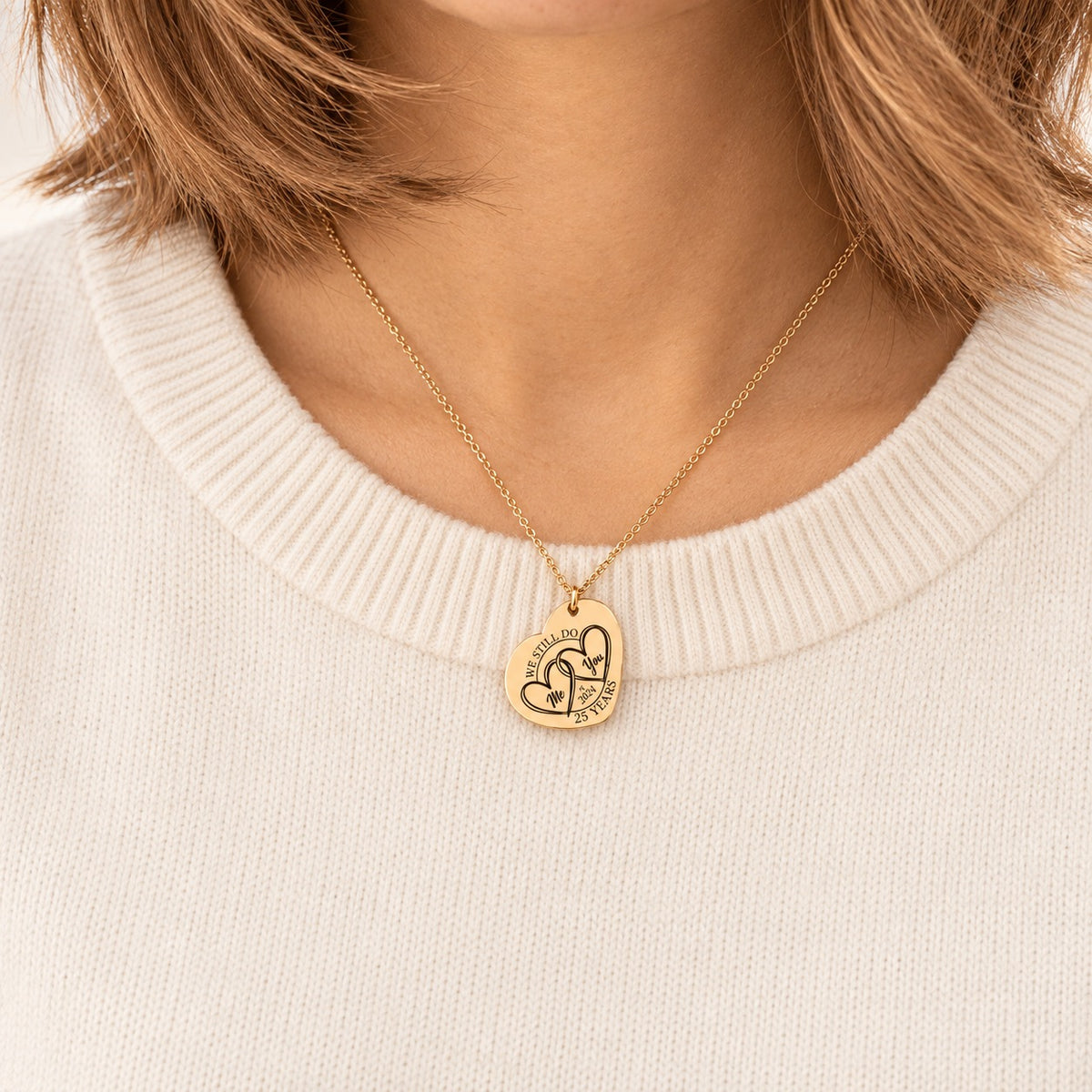 Collier cœur noces d’argent 25 ans doré porté au cou, médaille en cœur personnalisée.