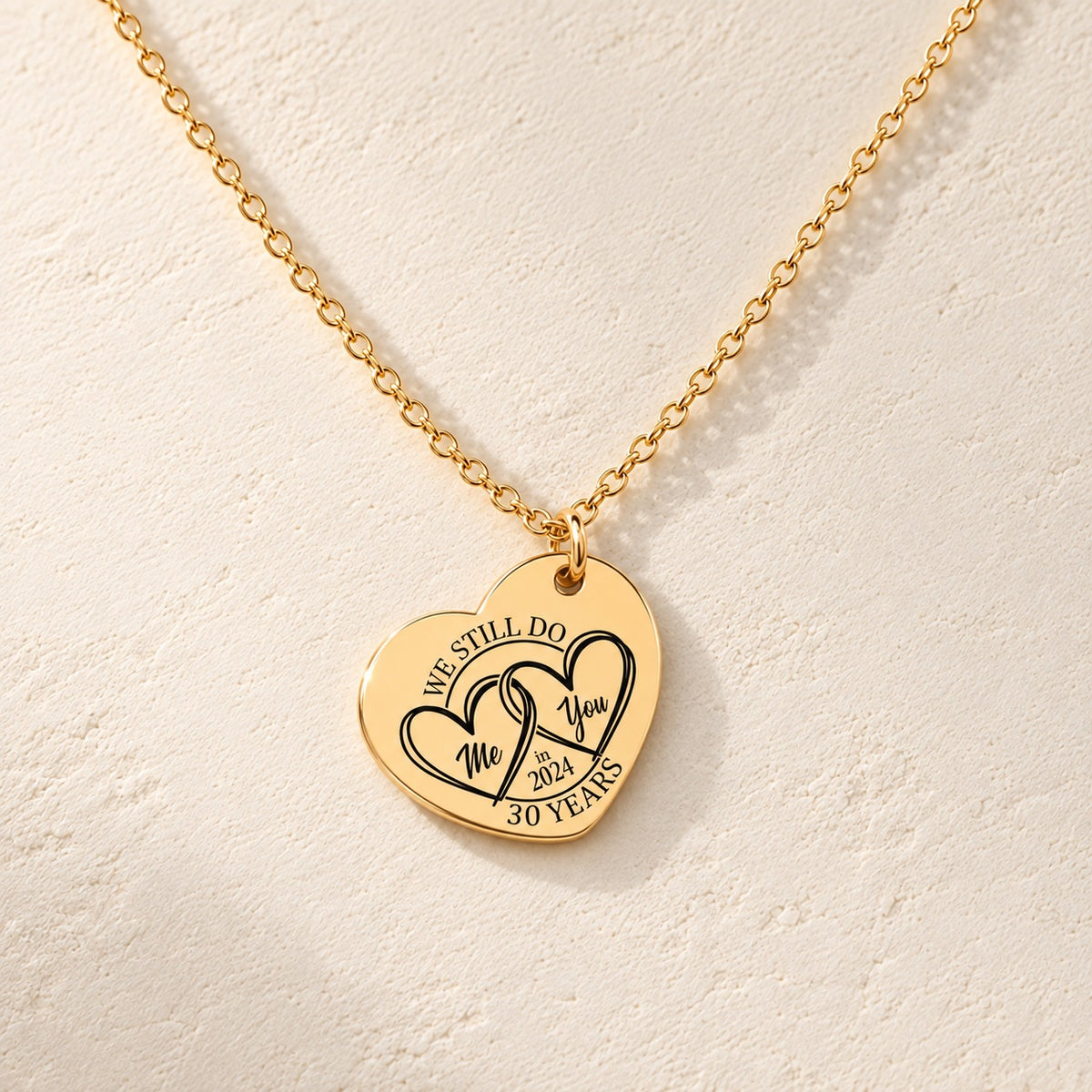 Détail de la médaille en cœur dorée avec deux cœurs et inscription « 30 YEARS ».