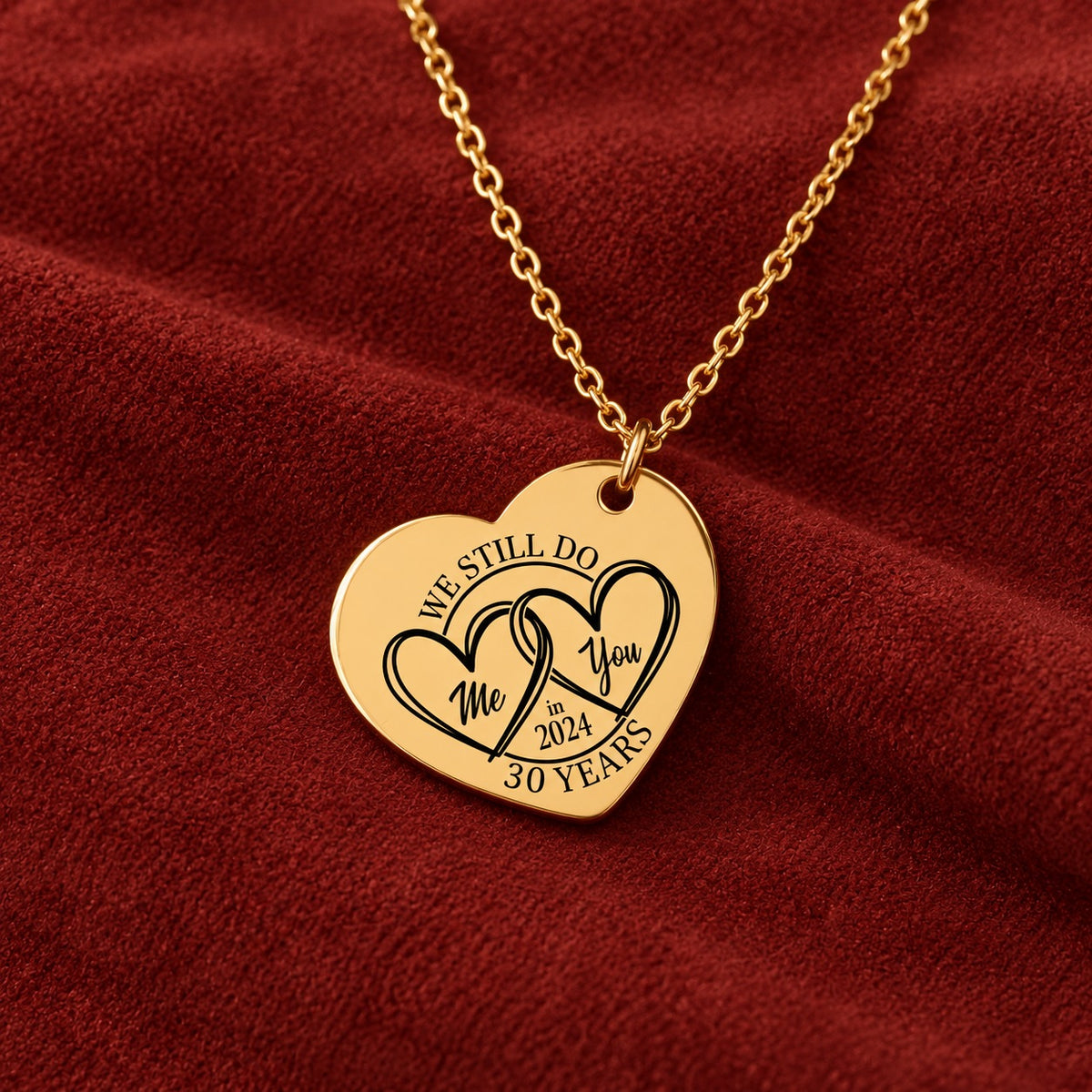 Médaille en cœur dorée avec deux cœurs et inscription « 30 YEARS », sur suédine rouge sanguine.
