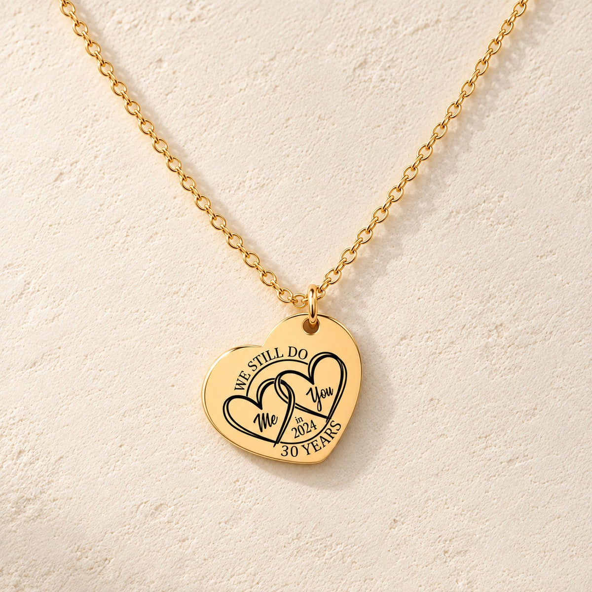 Collier Coeur Anniversaire de Mariage 30 ans doré, médaille en cœur gravée avec deux cœurs et inscription « 30 YEARS », sur fond ivoire.