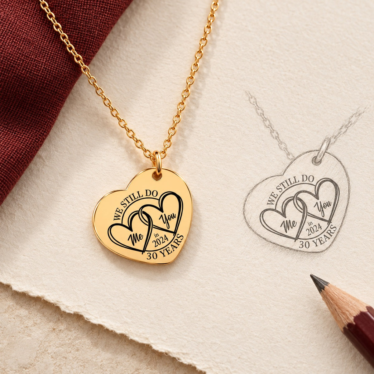 Collier Coeur Anniversaire de Mariage 30 ans doré et étude au graphite du bijou sur papier ivoire.