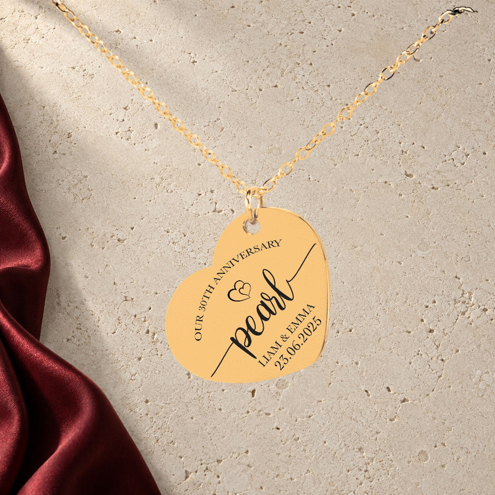 Collier Coeur Anniversaire de Mariage 30 ans (noces de perle) en finition dorée sur pierre claire, avec étoffe rouge sanguine ; exemple de personnalisation.