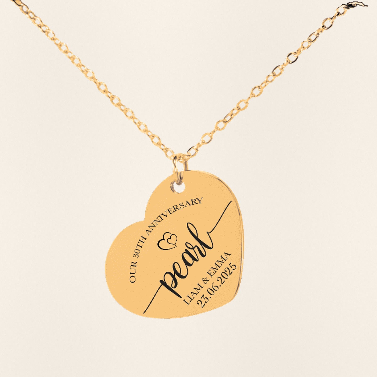 Collier Coeur Anniversaire de Mariage 30 ans (noces de perle) en finition dorée, exemple de gravure sur fond ivoire texturé.