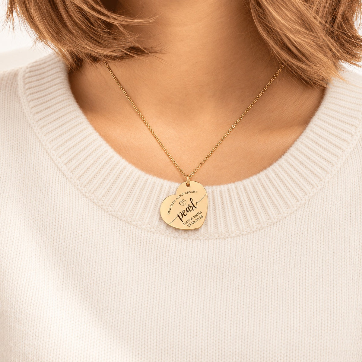 Collier Coeur Anniversaire de Mariage 30 ans doré porté au cou, médaille en cœur personnalisée.