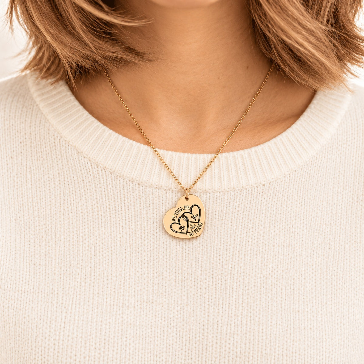 Collier Coeur Anniversaire de Mariage 30 ans doré porté au cou, médaille en cœur personnalisée.