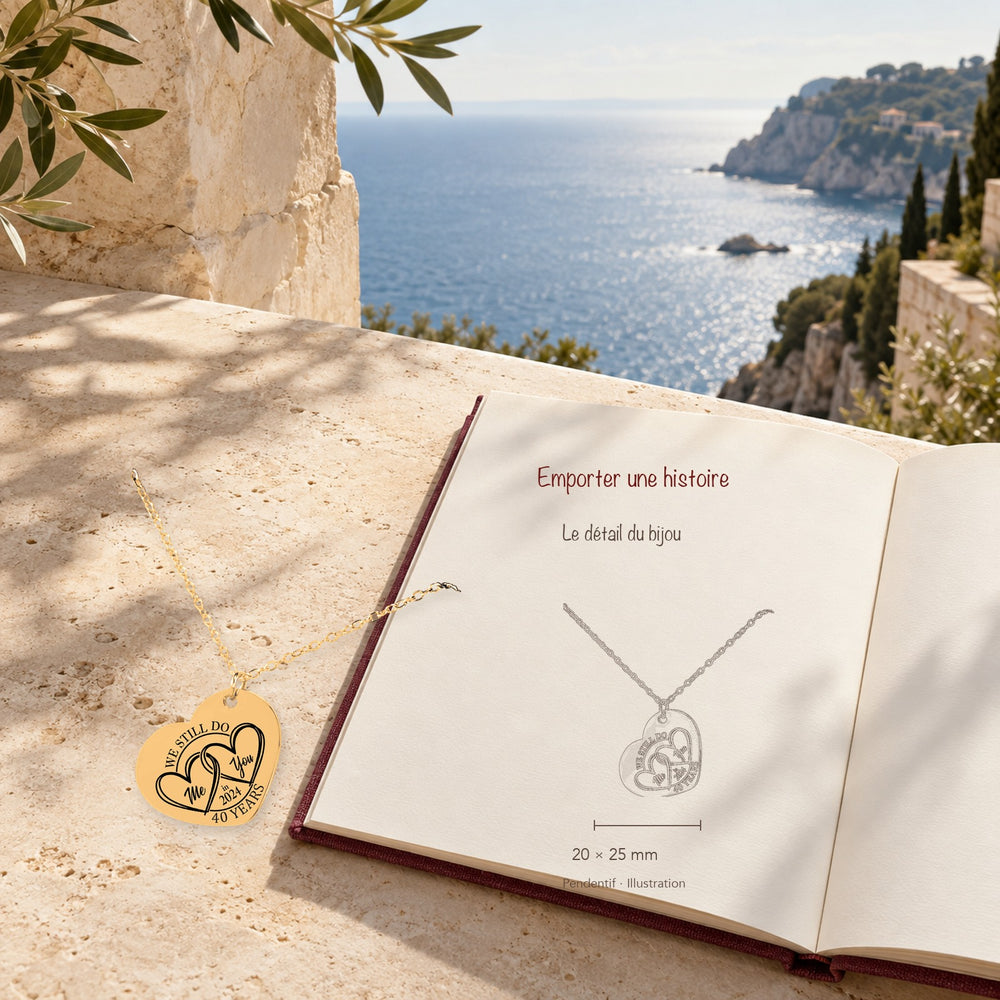 Collier Coeur Anniversaire de Mariage 40 ans (noces d'émeraude) en finition dorée dans un décor méditerranéen, avec dessin du produit sur un carnet.