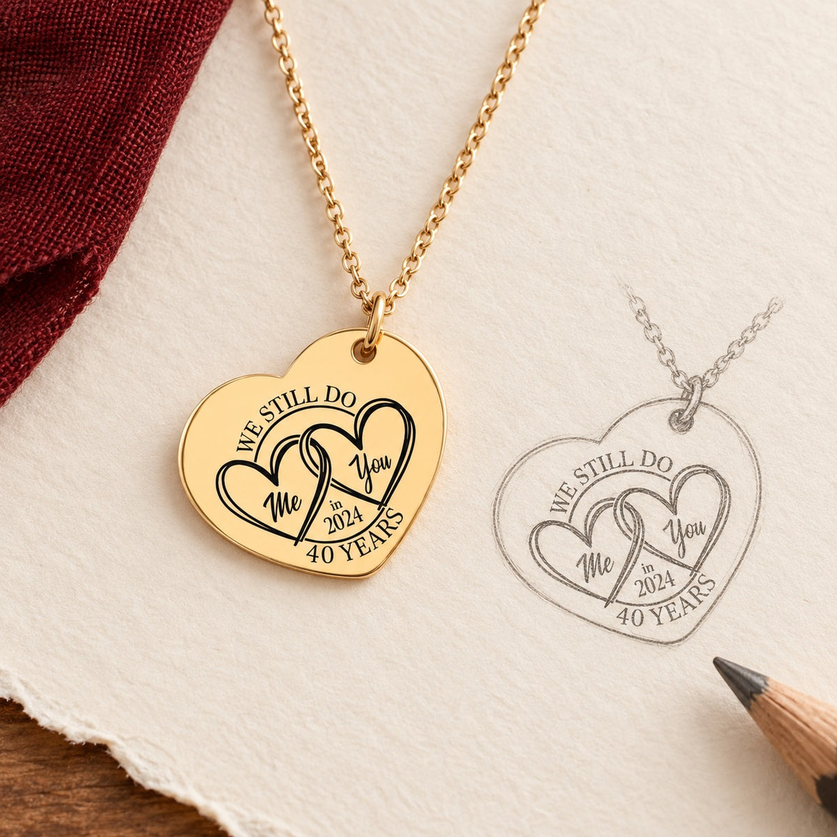 Collier cœur anniversaire de mariage 40 ans doré et étude au graphite du pendentif sur papier ivoire.