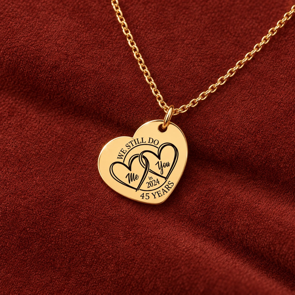 Médaille en cœur dorée avec deux cœurs et inscription « 45 YEARS », sur suédine rouge sanguine.