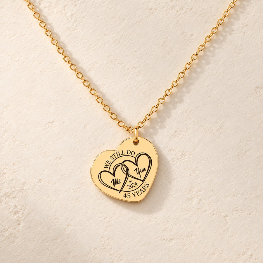 Collier Coeur Anniversaire de Mariage 45 ans doré, médaille en cœur gravée avec deux cœurs et inscription « 45 YEARS », sur fond ivoire.