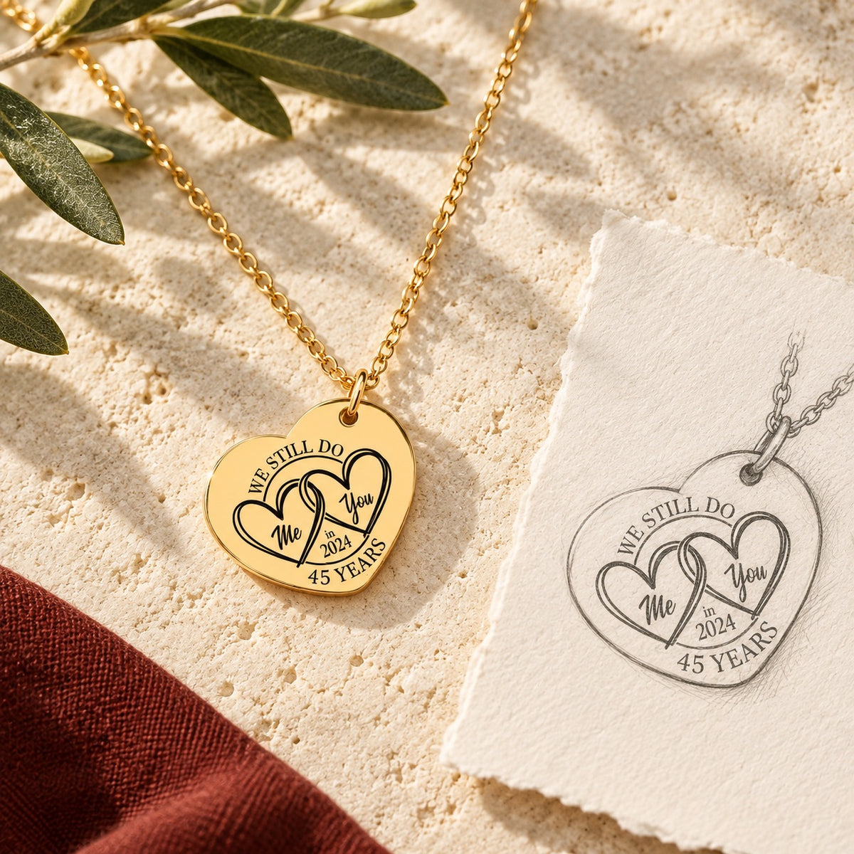 Collier Coeur Anniversaire de Mariage 45 ans doré sur pierre claire avec dessin de sa médaille en cœur.