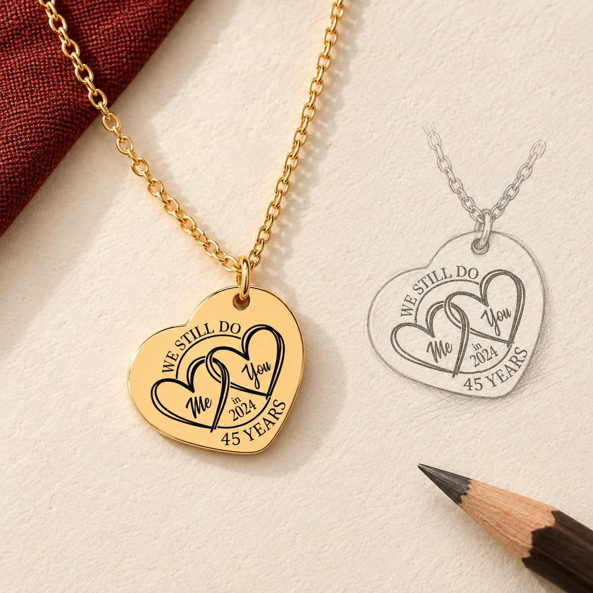 Collier Coeur Anniversaire de Mariage 45 ans doré et étude au graphite du bijou sur papier ivoire.
