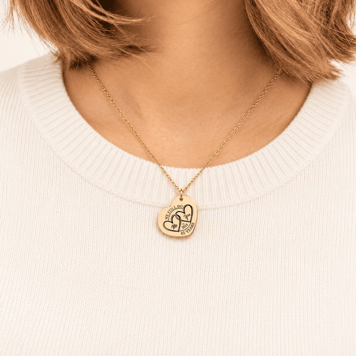 Collier Coeur Anniversaire de Mariage 45 ans doré porté au cou, médaille en cœur personnalisée.