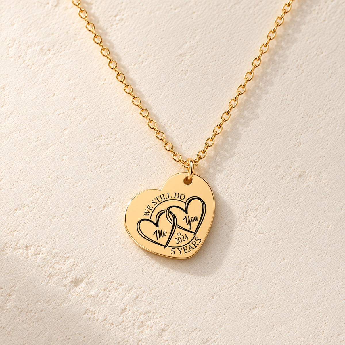 Détail de la médaille en cœur dorée avec deux cœurs et inscription « 5 YEARS ».