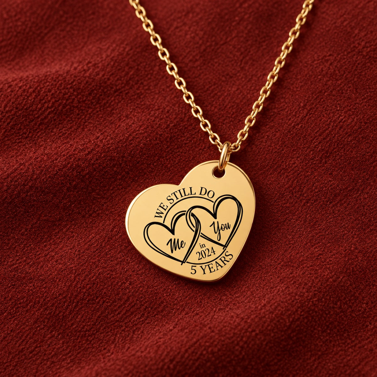 Médaille en cœur dorée avec deux cœurs et inscription « 5 YEARS », sur suédine rouge sanguine.