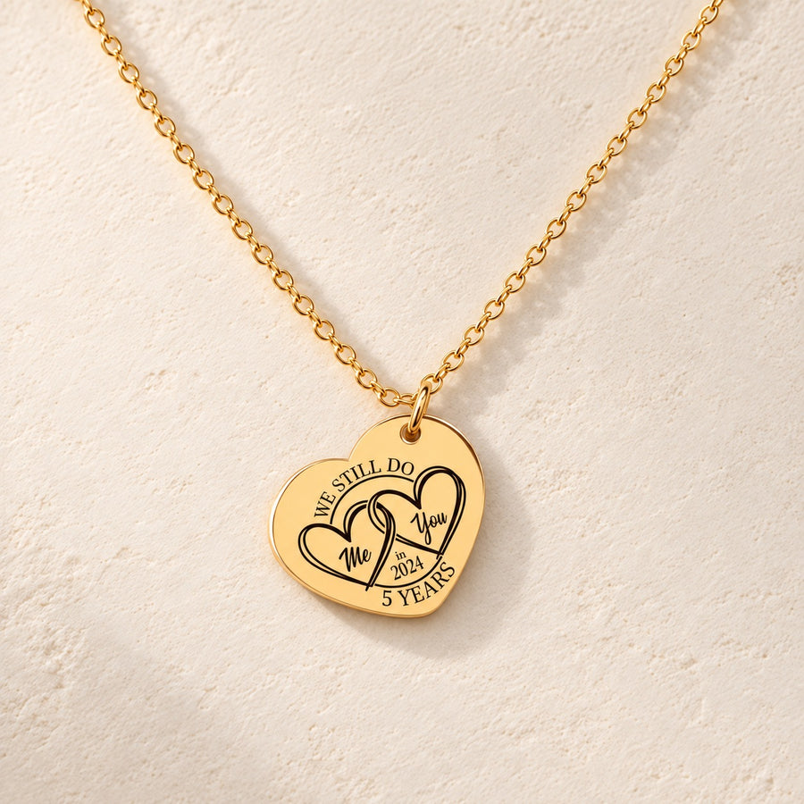 Collier Coeur Anniversaire de Mariage 5 ans doré, médaille en cœur gravée avec deux cœurs et inscription « 5 YEARS », sur fond ivoire.