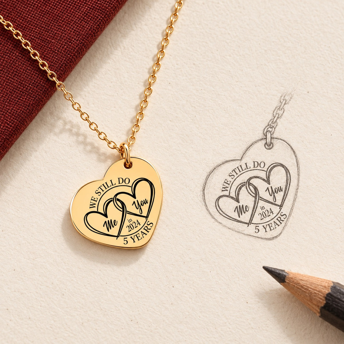 Collier Coeur Anniversaire de Mariage 5 ans doré et étude au graphite du bijou sur papier ivoire.