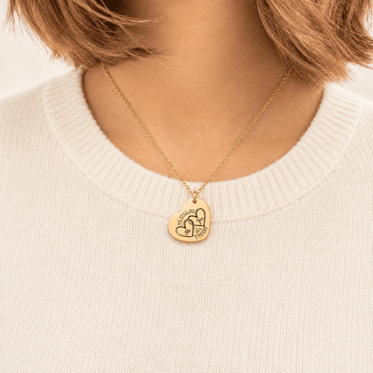 Collier Coeur Anniversaire de Mariage 5 ans doré porté au cou, médaille en cœur personnalisée.