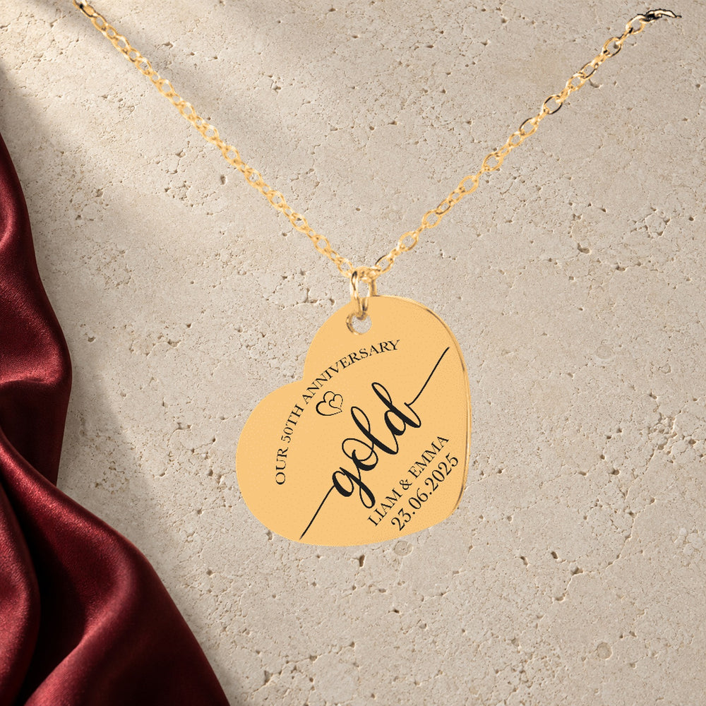 Collier Coeur Anniversaire de Mariage 50 ans en finition dorée sur pierre claire, avec étoffe rouge sanguine ; exemple de personnalisation.