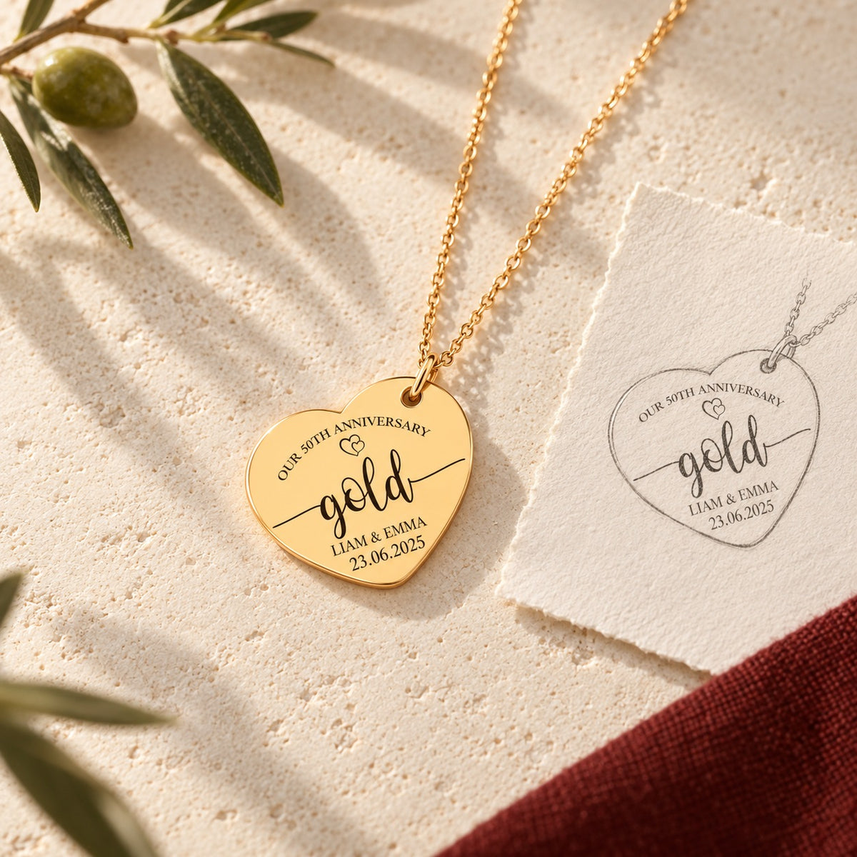 Collier Coeur Anniversaire de Mariage 50 ans doré sur pierre claire avec dessin de sa médaille en cœur.