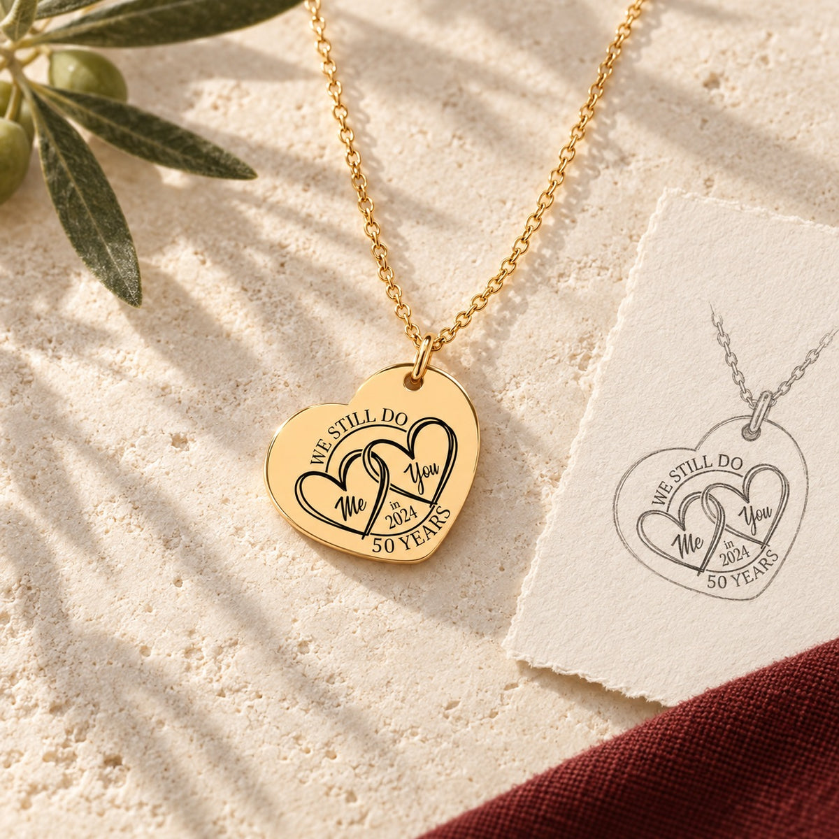 Collier Coeur Anniversaire de Mariage 50 ans doré sur pierre claire avec dessin de sa médaille en cœur.