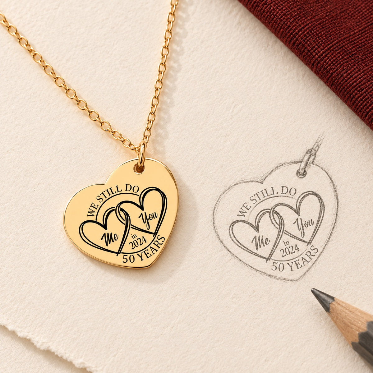 Collier Coeur Anniversaire de Mariage 50 ans doré et étude au graphite du bijou sur papier ivoire.